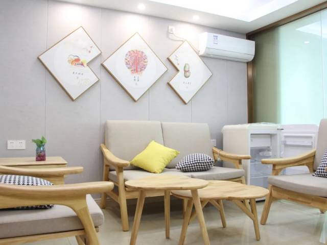 為了保障孕產(chǎn)婦分娩、住院期間的安全，我院單間套房、日消管理讓母嬰都能夠安心休養(yǎng)